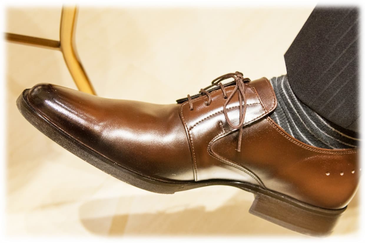 結婚式で履く靴下はどうすればいい?女性・男性・新郎新婦・モーニングの靴下を解説 | SHOENAVIシューナビインソール・靴・足のメディア 結婚式で履く靴下はどうすればいい?女性・男性・新郎新婦・モーニングの靴下を解説 | SHOENAVIシューナビインソール・靴・足のメディア